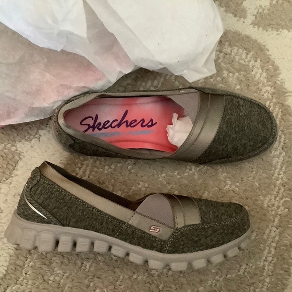 Size 6.5 Skechers Slip On Taupe BNIB - Picture 5 of 5